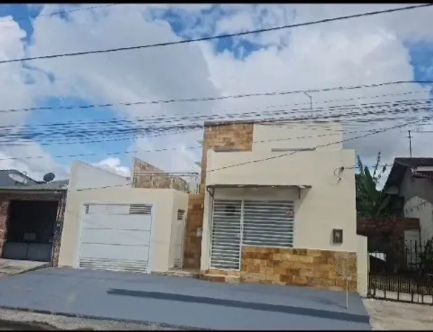 Vende-se casa no Conj. Satélite, casa com 340m², 3 quartos sendo 2 suítes, 3 vagas, piscina