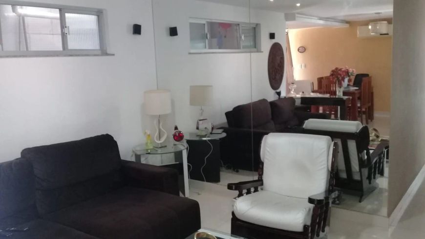 Saraty vende casa em vila fechada no bairro do Reduto.