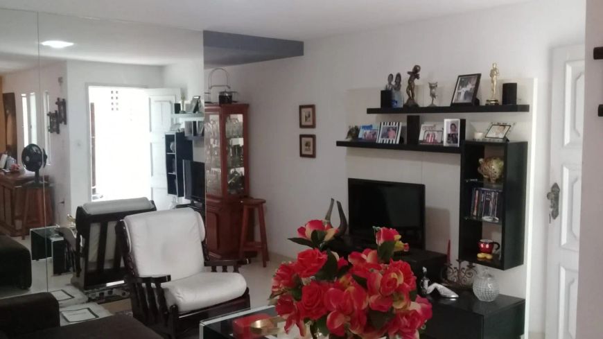 Saraty vende casa em vila fechada no bairro do Reduto.