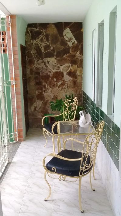 Saraty vende casa em vila fechada no bairro do Reduto.