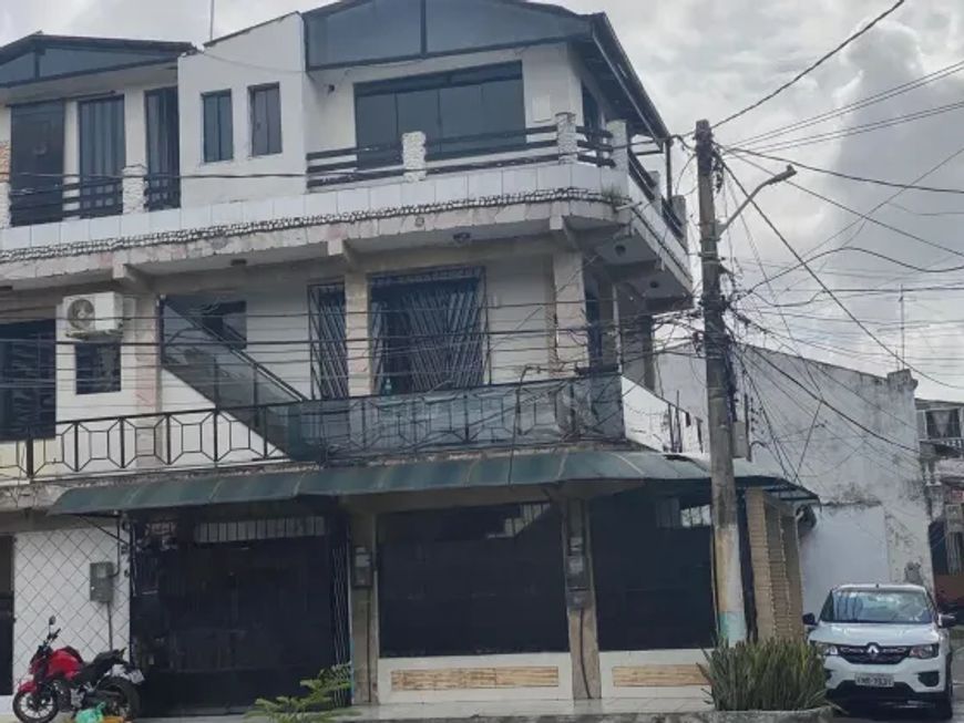 Vende-se casa de esquina com 3 pavimentos na Cremação, 6 suítes, 3 vagas