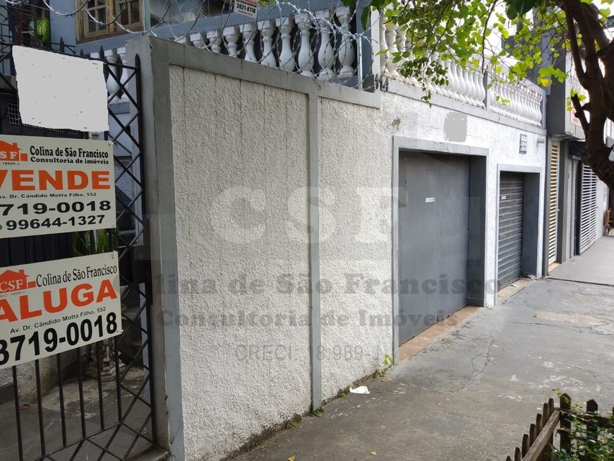 Casa comercial na vila São Francisco com 250 m² tendo 4 salas , churrasqueira, bar, cozinha e 4 banh