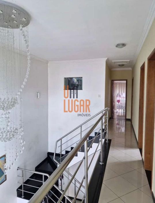 Um Lugar Imóveis vende uma excelente casa no Condomínio Lion Ville, na Rod. Mário Covas, N. 257, 666
