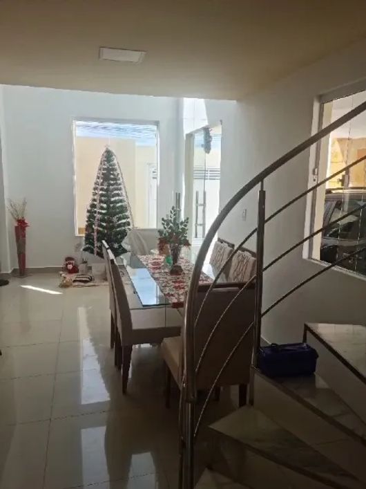 Vende-se casa no Conjunto Satélite, 340m², 3 quartos sendo 2 suites, 3 vagas, piscina