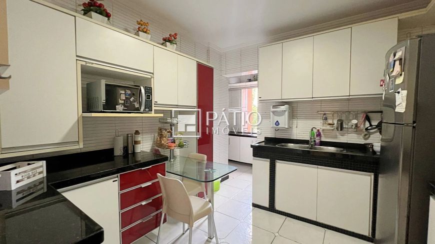 Apartamento. Praça Batista Campos. 3 Quartos, sendo 2 suítes.