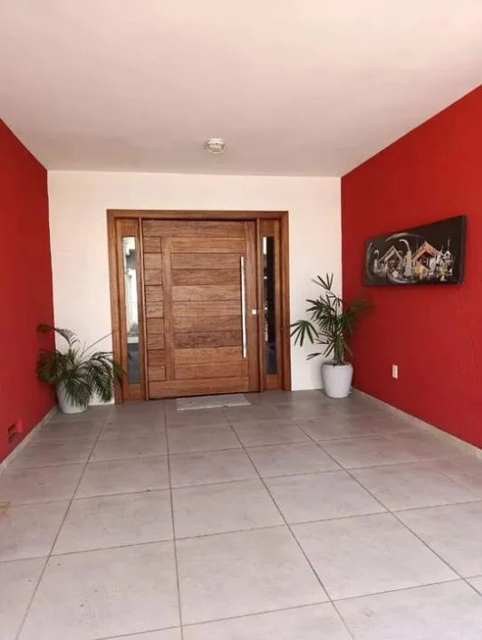 Casa térrea na Batista Campos com 3 quartos sendo 1 suíte e pisicina