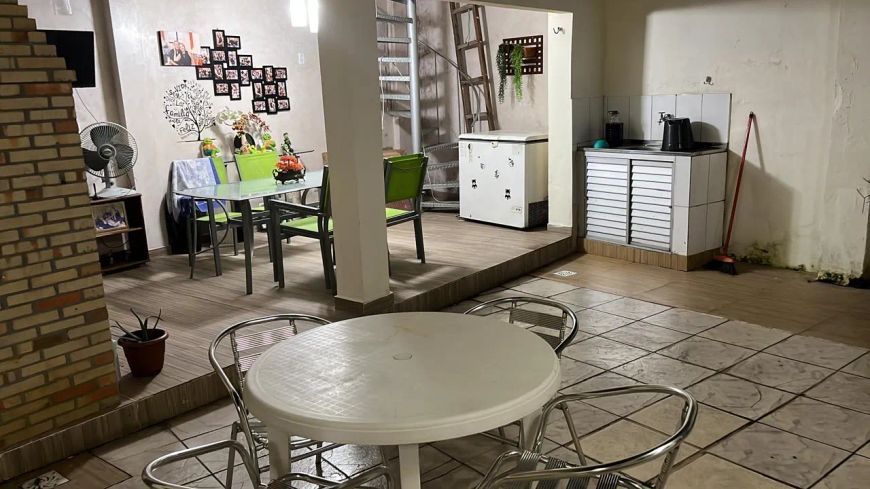 VENDO AMPLA E CONFORTÁVEL RESIDÊNCIA