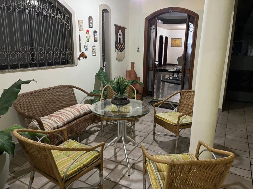 VENDO AMPLA E CONFORTÁVEL RESIDÊNCIA