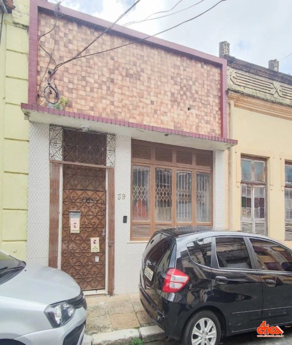 Casa na cidade velha com 04 quartos sendo 02 suites