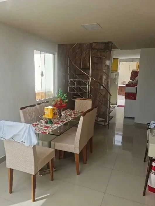 Vende-se casa no Conj. Satélite, 2 pavimentos, 340m², 3 quartos sendo 2 suítes, 3 vagas, Piscina
