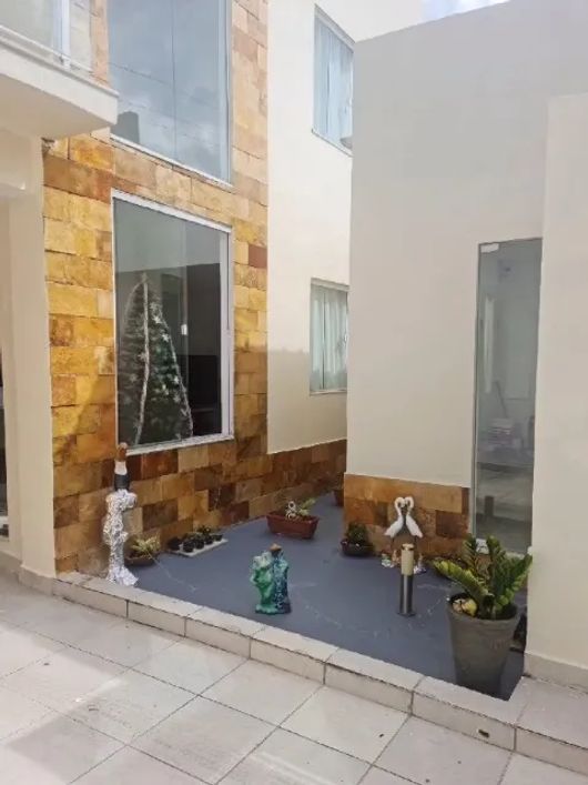 Vende-se casa no Conj. Satélite, 2 pavimentos, 340m², 3 quartos sendo 2 suítes, 3 vagas, Piscina