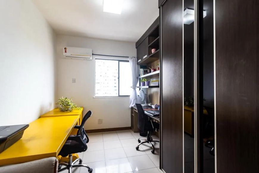 Apartamento no Edifício Piatã Semi mobiliado para venda, com 74 m2, duas vagas de garagem.