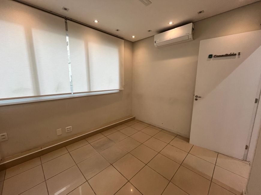 Conjunto comercial em Frente ao Hospital Sírio-Libânes