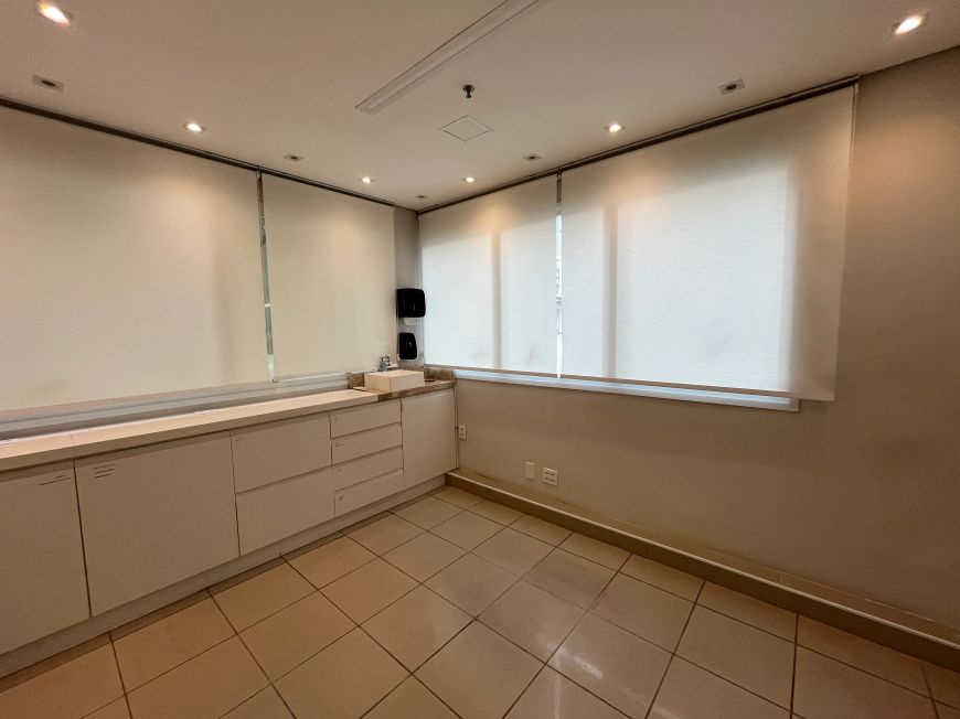 Conjunto comercial em Frente ao Hospital Sírio-Libânes