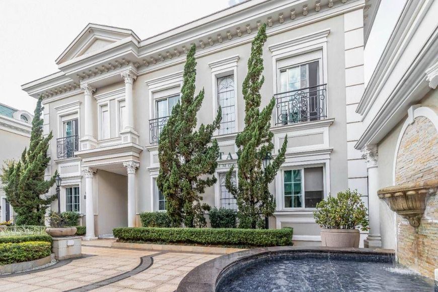 Casa com 4 suítes, em condomínio fechado, em localização privilegiada, em frente ao Parque Ibirapuer