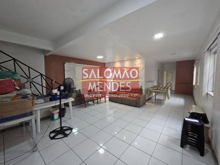 03 amplas suítes, sendo uma máster com sacada, sala de estar e jantar.