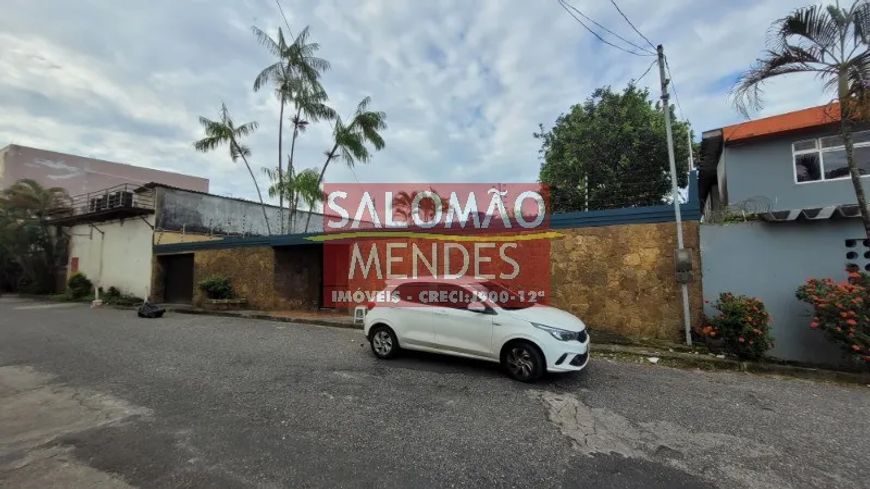 05 vagas, 335m2 construídos, 3 suítes + gabinete,