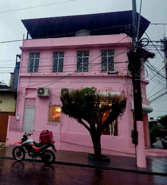 Vende-se Casa Rosa, 2 pavimentos, 230m², 2 quartos, Canudos