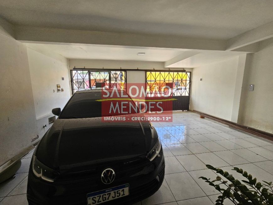 03 amplas suítes, sendo uma máster com sacada, sala de estar e jantar.