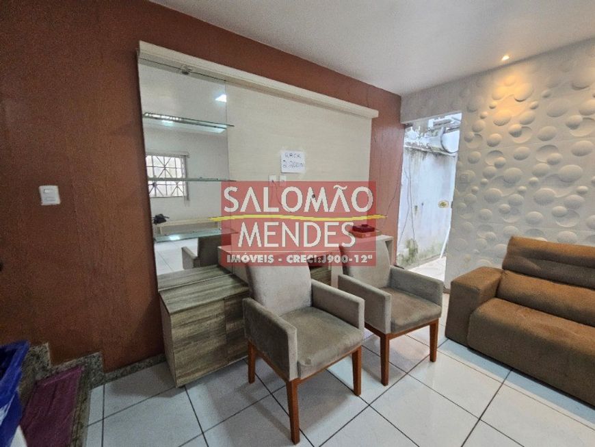03 amplas suítes, sendo uma máster com sacada, sala de estar e jantar.