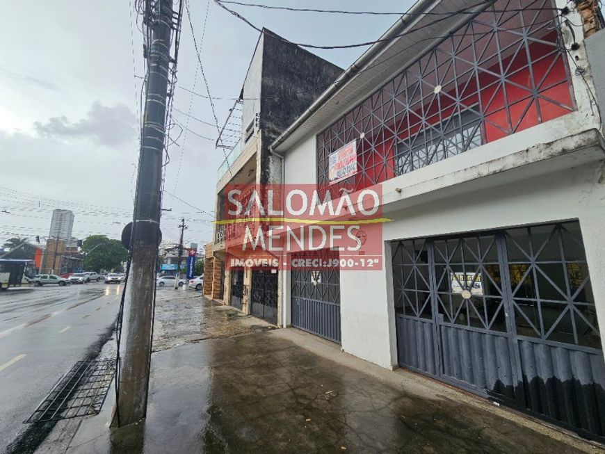 03 amplas suítes, sendo uma máster com sacada, sala de estar e jantar.
