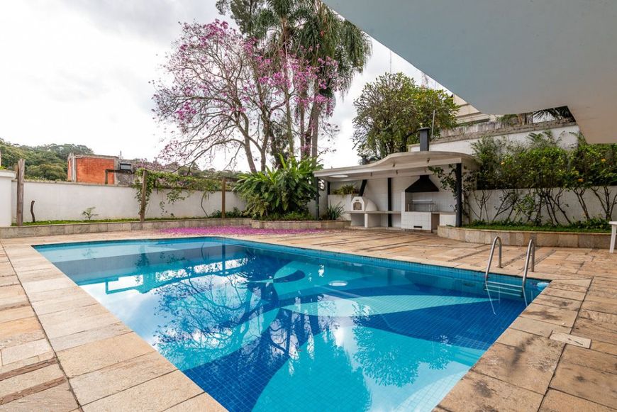 Viva com Luxo e Estilo na Cidade Jardim: Casa com 4 Suítes, Piscina e Área Gourmet"
