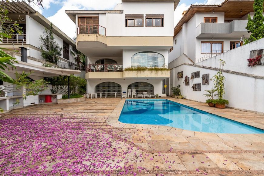 Viva com Luxo e Estilo na Cidade Jardim: Casa com 4 Suítes, Piscina e Área Gourmet"