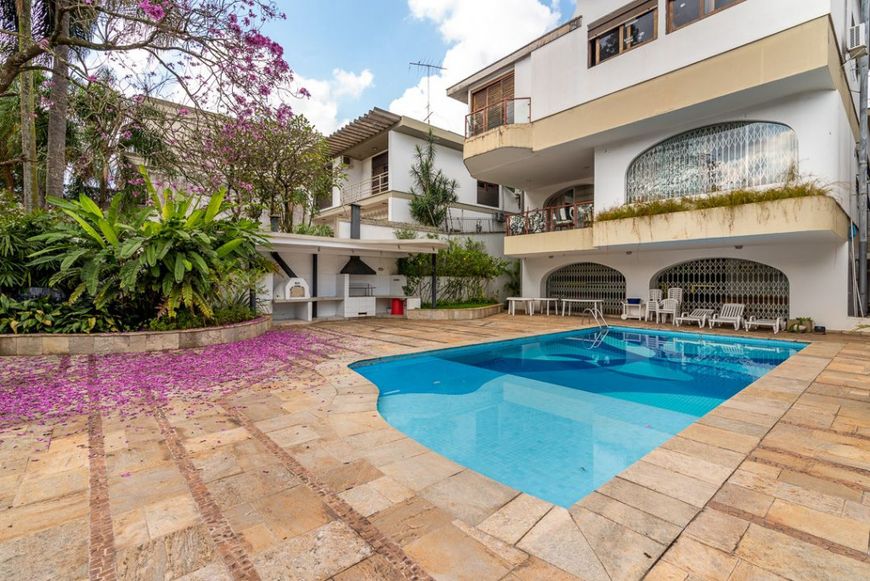 Viva com Luxo e Estilo na Cidade Jardim: Casa com 4 Suítes, Piscina e Área Gourmet"