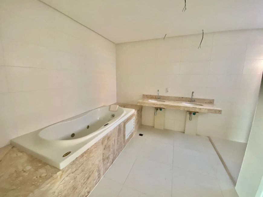 Vendo lindo apartamento com vista para Baía com lazer completo, 4 suítes e 4 vagas de garagem, 331m2