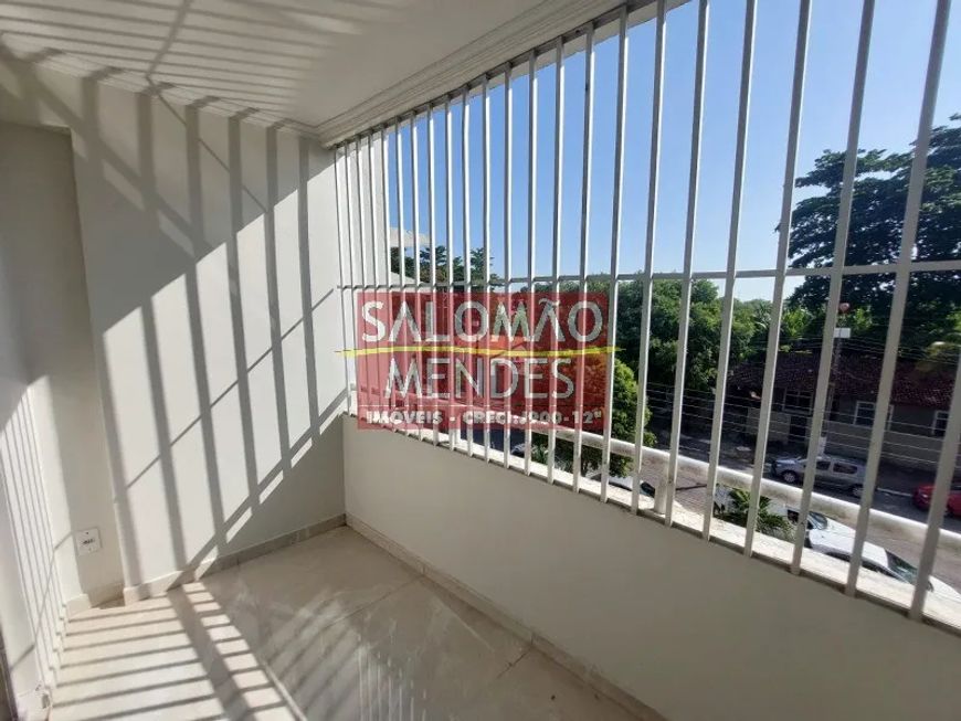 3 quartos, sendo um suíte, sacada, sala em L, 2 banheiros , cozinha.