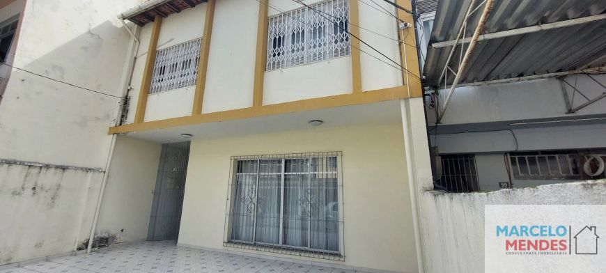 Casa em alameda com portaria com 4/4 s/ 1 suíte 3 vgs garagem na Magalhães Barata