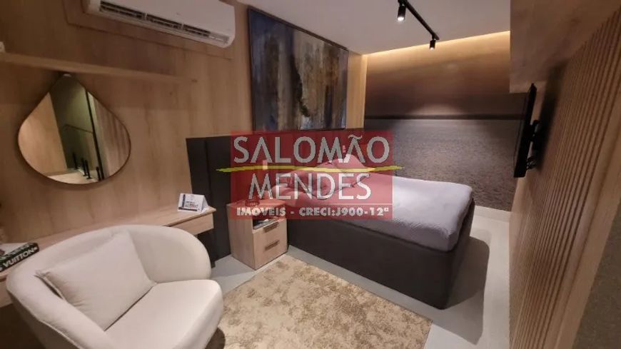 Apartamento duplex com frente para a baia, com sacada.