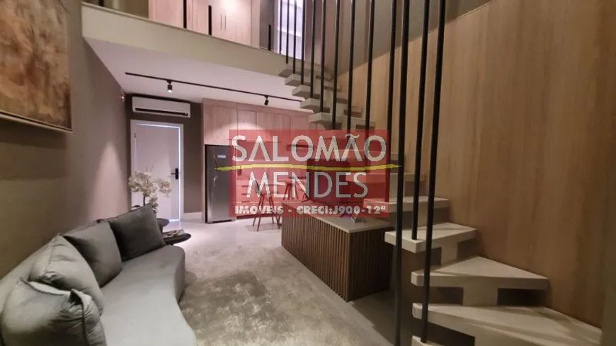 Apartamento duplex com frente para a baia, com sacada.