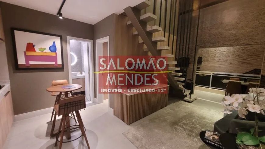 Apartamento duplex com frente para a baia, com sacada.