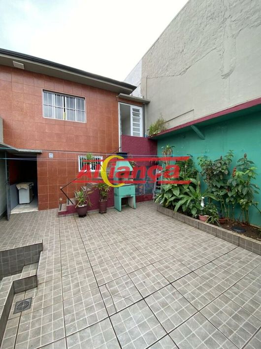 Casa térrea bem localizada !!