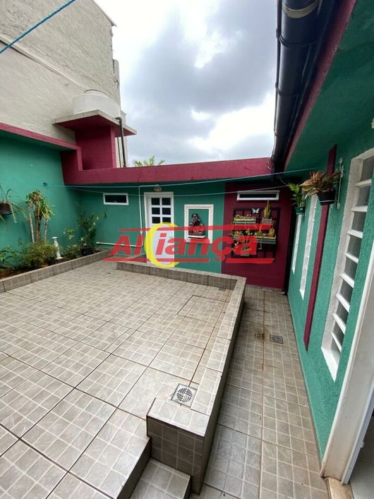 Casa térrea bem localizada !!