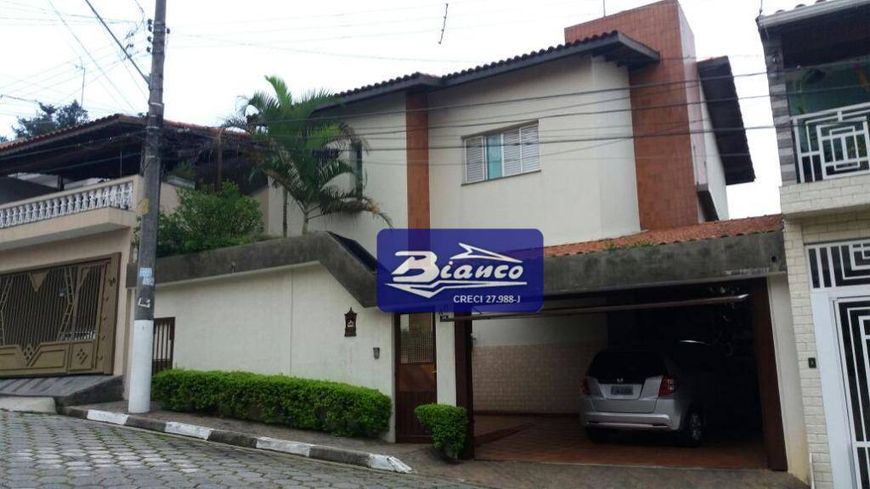 Vende sobrado residencial com 300m² construídos em ótimo acabamento no bairro Gopouva em Guarulhos.-