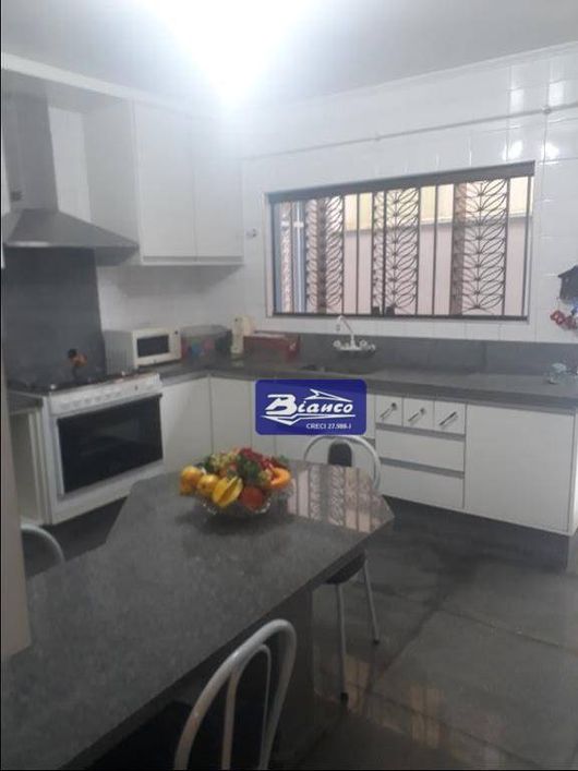EXCELENTE CASA ASSOBRADADA,COM 3 SUITES,5 WCS,AMPLA SALA.