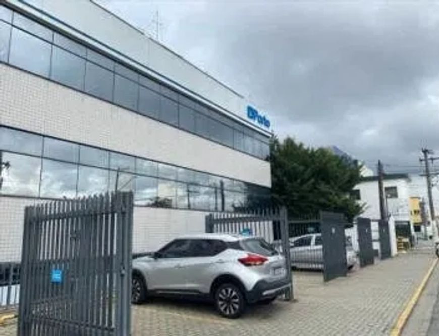 Prédio comercial de 1.928 m² na Av. Dr. Renato de Andrade Maia. 10 salas e 20 vgs.