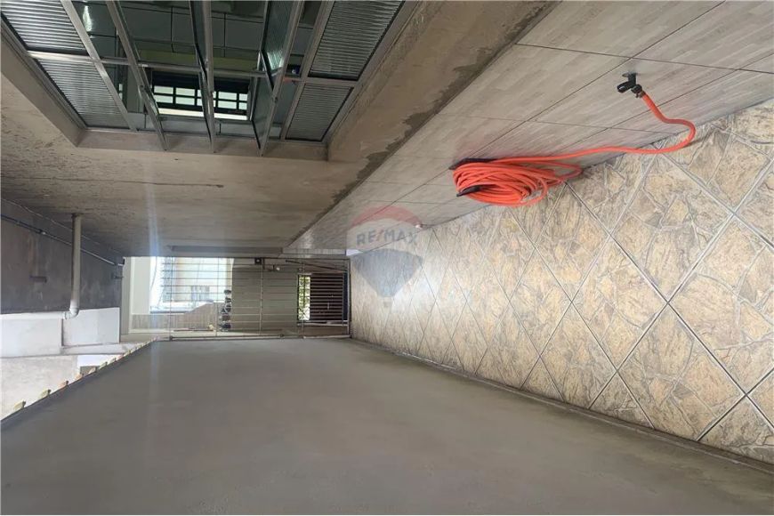 Admirável sobrado com quatro quartos, 157mt e com energia solar para as lâmpadas