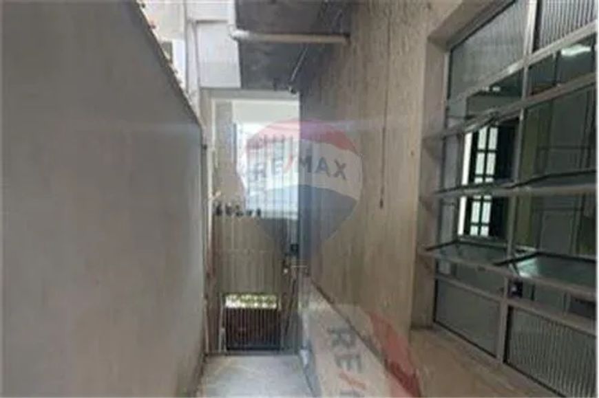 Admirável sobrado com quatro quartos, 157mt e com energia solar para as lâmpadas