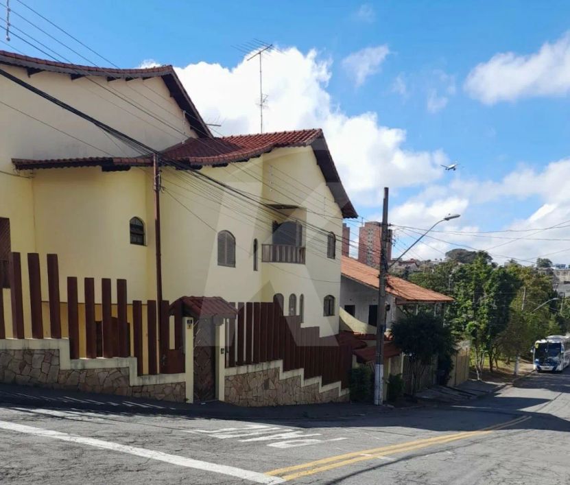 Sobrado com 3 Quartos - Residencial Cercone.