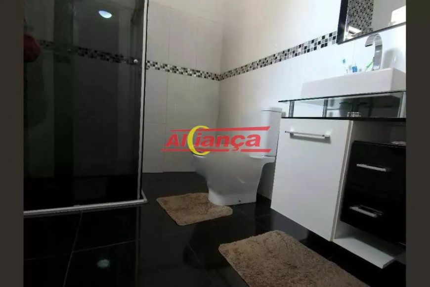 Imóvel espaçoso à venda com 3 quartos, sendo 1 suíte, e 2 banheiros no total