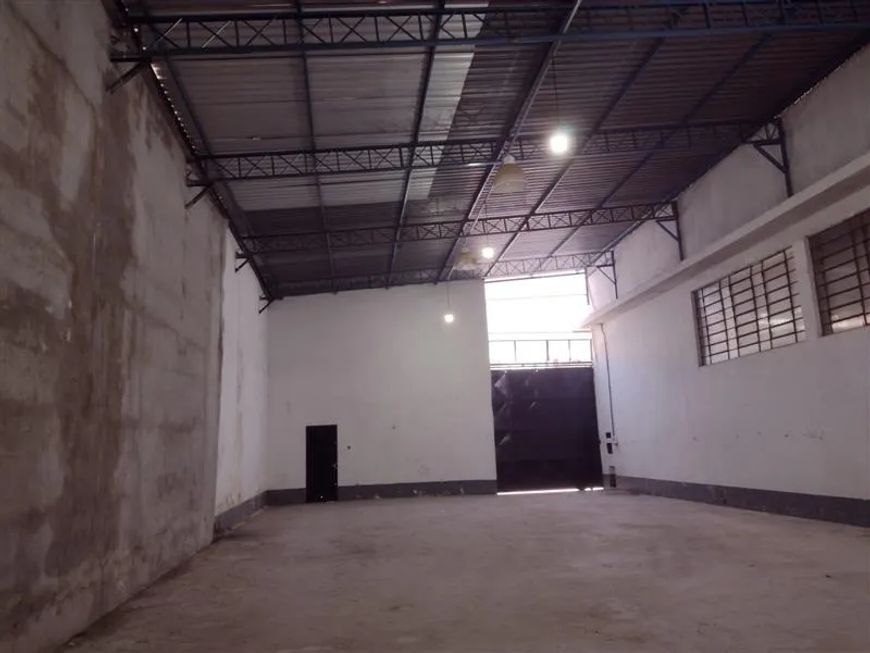 Galpão com 1.500 m², já alugado, com renda.