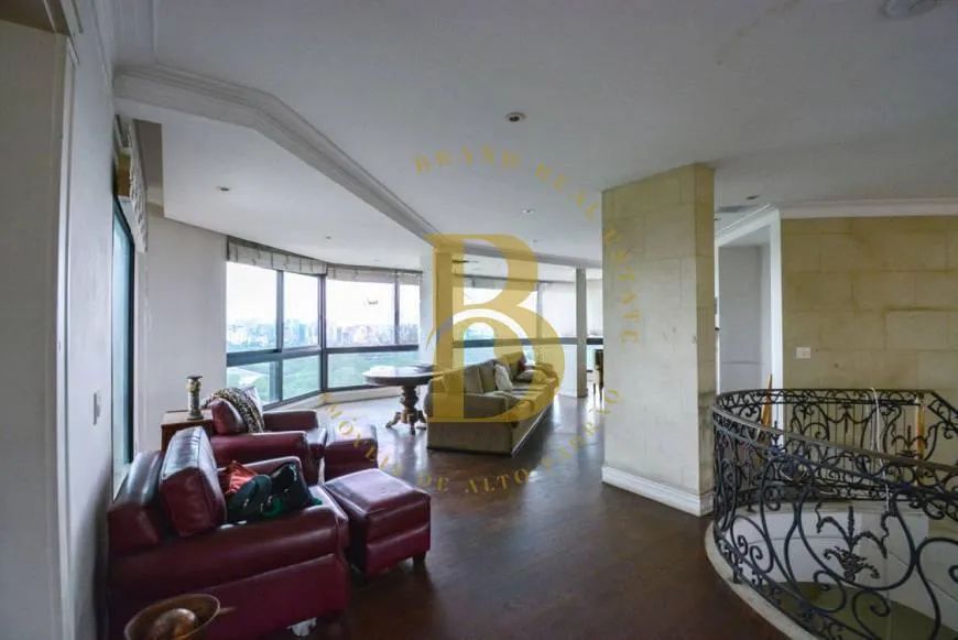 Cobertura com 681 m², 5 quartos sendo 4 suítes à venda no bairro Paraíso.