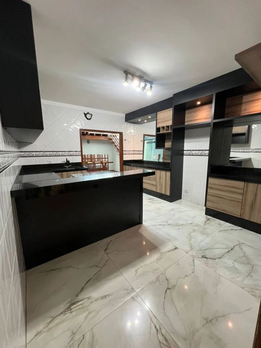 Casa para venda com 250m² e 3 dormitórios com suíte, Churrasqueira e Sala com lareira em Guarulhos