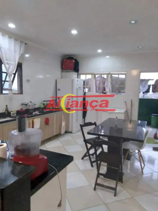 Sobrado com 2 dormitórios, 3 banheiros e 1 vaga de garagem.