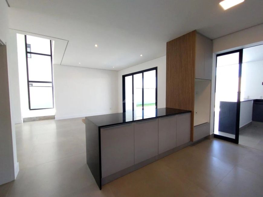 Sobrado para venda tem 360 metros quadrados com 3 quartos em Chácara São Rafael - Campinas - SP